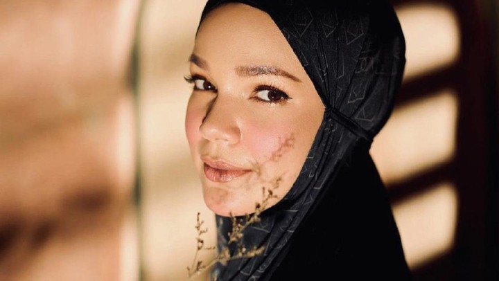 Salah Sambung, Dewi Sandra Justru Respon Positifnya Melawan Hujatan. Sumber Haibunda.