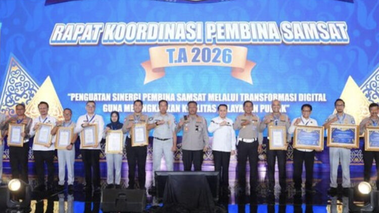 Kakorlantas Polri Irjen Agus Suryonugroho memberikan penghargaan kepada sejumlah Polda di Indonesia atas inovasi dalam pelayanan Samsat. (Dok. Istimewa)