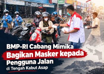 BMP-RI Cabang Mimika Bagikan Masker kepada Pengguna Jalan di Tengah Kabut Asap